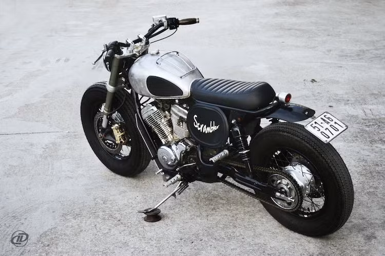 Qua bàn tay của những người thợ ở xưởng DuongDoan Design, chiếc cruiser Steed 400 đã trở thành một mẫu scrambler đầy phóng khoáng và mạnh mẽ.