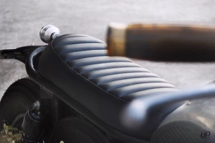 Ở phía sau, chiếc xe được trang bị bộ yên kéo dài dạng "bánh mì", kèm phần đuôi tối giản với dè sơn đen và gắn một chiếc đèn hậu có vỏ nhôm do DuongDoan Design tự tạo.