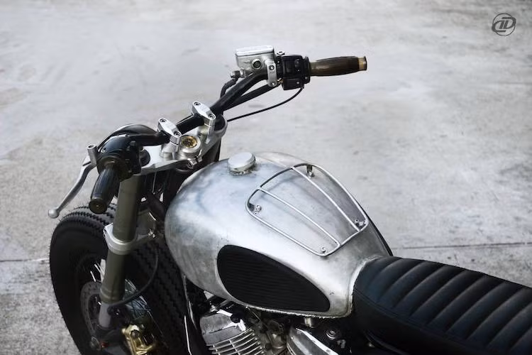 Bình xăng nguyên bản của Steed 400 đã được chỉnh sửa lại, dán thêm má cao su và một khung nhôm nhỏ ở phía trên để dễ dàng gắn những chiếc túi nhỏ khi đi "phượt". Bình xăng chỉ được đánh bóng sau đó sơn bóng trong suốt nhằm phô bày nét đẹp kim loại và khiến chiếc xe trở nên "bụi" hơn.