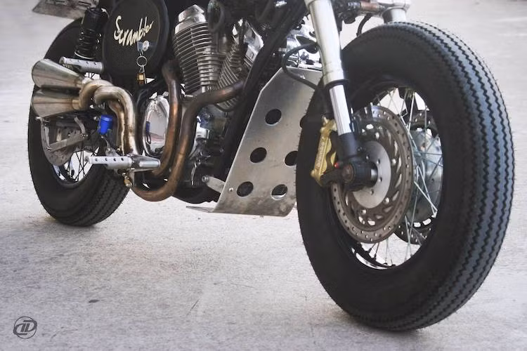 Hệ thống phanh trước của Steed cũng đã được nâng cấp lên đĩa kép, sử dụng heo Brembo với lực ép mạnh hơn, Giống nhiều bản độ của DuongDoan trước đây, chiếc xe cũng sử dụng lốp vintage với vân hoài cổ. Phía sau bánh trước, động cơ đã được bảo vệ bởi một tấm nhôm dày.