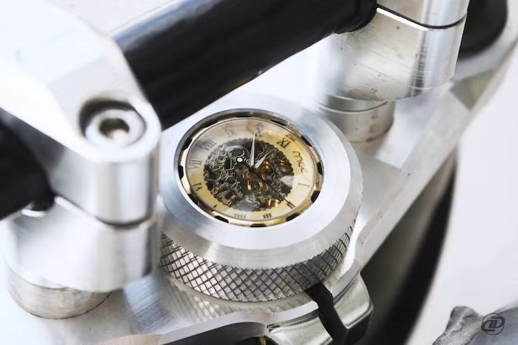 Vốn có kinh nghiệm chế tạo các chi tiết CNC, ốc cổ phốt của Steed đã được Duong Doan thay bằng ốc nhôm với rãnh xéo. Tuy nhiên, trên bản độ này, xưởng độ đã khéo léo tích hợp thêm một chiếc đồng hồ mang phong cách hoài cổ vào ốc cổ phốt.