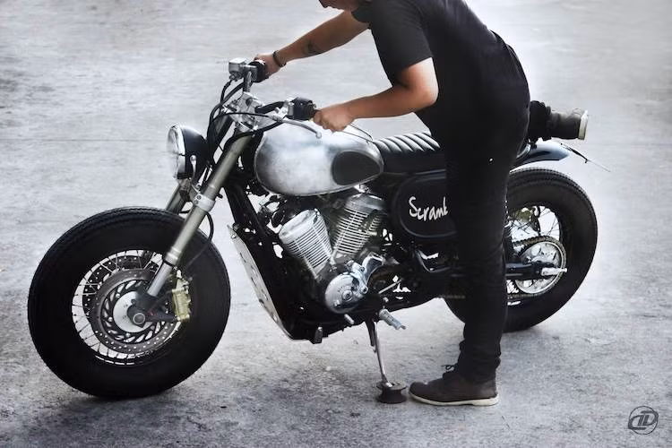 Tuy nhiên ở dạng nguyên bản, kiểu dáng cruiser của Steed khá "già, chính vì vậy ngày nay nhiều người đã tìm cách để độ lại chiếc xe theo phong cách trẻ trung và "ngầu". Là một người có tuổi đời khá trẻ, chủ của chiếc Steed 400 đã "nhờ cậy" xưởng DuongDoan Design ở Hà Nội để tạo nên một bản độ scrambler từ chiếc xe.