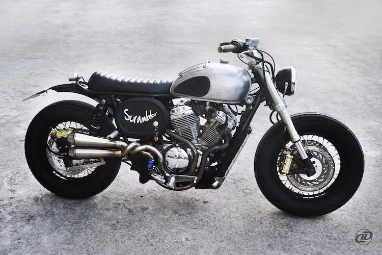 Trong quá trình độ lại thành scrambler, bộ khung nguyên bản của Steed 400 cũng đã được chỉnh sửa một chút ở vị trí từ bình xăng kéo dài tới khung phụ, khiến chiếc xe không cò có vị trí ngồi thấp như nguyên bản. Hai bên thân xe là những tấm che sơn đen mờ với dòng chữ scrambler.