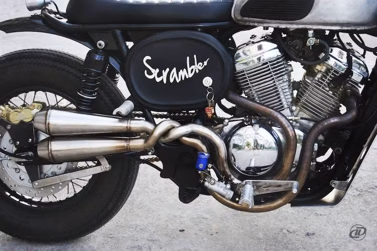 Khối động cơ V-Twin 400 CC làm mát bằng gió với công suất tối đa 31 mã lực vẫn được xưởng độ giữ nguyên. Vốn đã có lốc máy và nắp xi-lanh được mạ chrome bóng loáng, DuongDoan Design chỉ đánh bóng lại các chi tiết này để chiếc xe "long lanh" hơn.