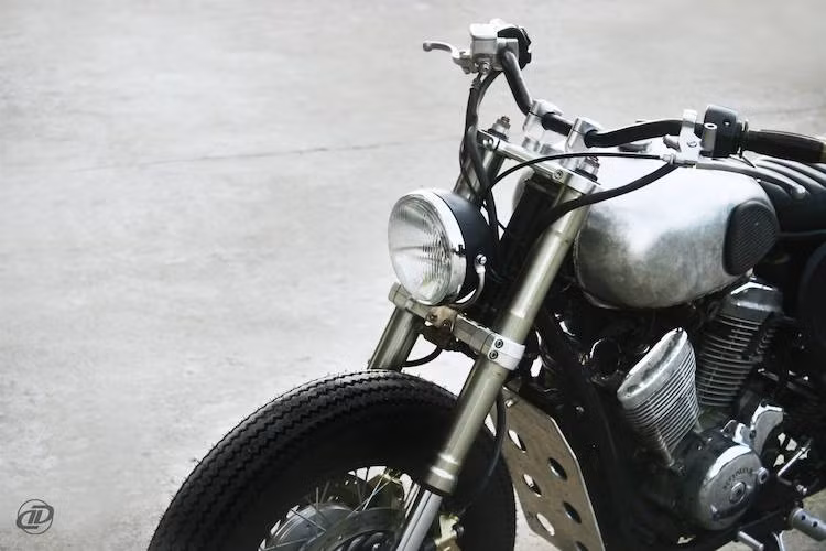 Để giúp Steed có "thế" năng động hơn, đầu tiên cặp phuộc ống lồng nguyên bản của Steed đã bị thay bằng phuộc USD. Đèn pha phía trước vẫn giữ nguyên thiết kế tròn cổ điển.