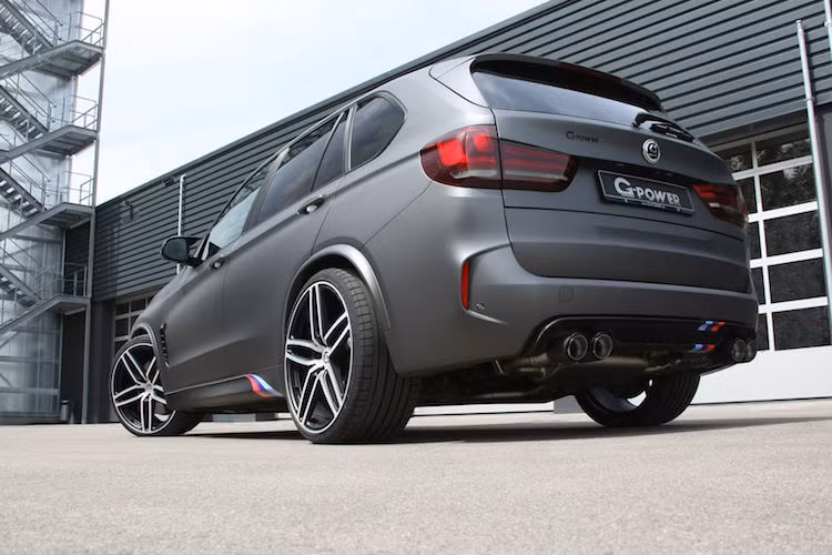 Ở dạng nguyên bản, động cơ V8 4.4l tăng áp kép mang mã hiệu S63 của BMW X5 M vốn đã rất mạnh mẽ với công suất tối đa 567 mã lực và mô-men xoắn cực đại 650 Nm. Tuy nhiên qua bàn tay của hãng độ G-Power, hãng đã có thể nâng công suất của xe lên thành 689 mã lực (700 PS) và mô-men xoắn cực đại 905 Nm.