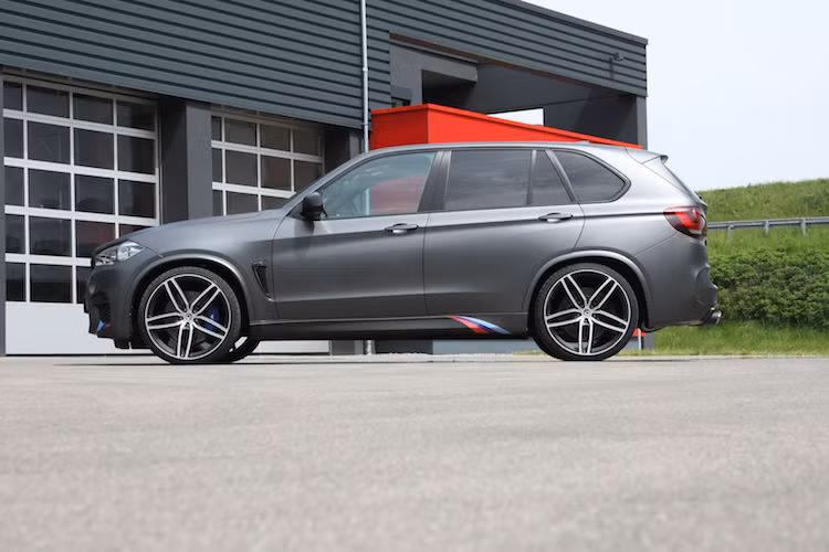 Trên bản độ này, ngoại thất nguyên bản của BMW X5 M, vốn đã rất mạnh mẽ và thể thao đã được G-Power giữ nguyên. Hãng độ này chỉ thay cho chiếc xe bộ vành đúc 5 cánh Hurricane RR 23 inch mới cùng với hệ thống treo GX6M-RS.