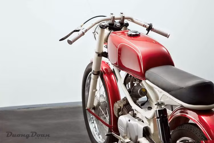 Lấy cảm hứng từ màu sơn đỏ của những chiếc Win nguyên bản, anh Dương đã sơn lại bộ dè cùng bình xăng trong tông màu này. Trong khi đó, toàn bộ các chi tiết như khung, phuộc, ghi-đông... đã được sơn màu trắng tinh khôi và tạo điểm nhấn đậm chất cổ điển cho xe.