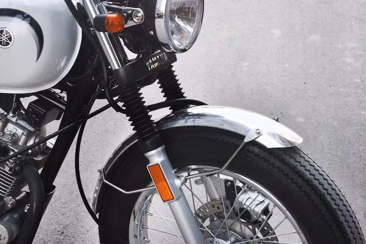 Để phù hợp với những bánh xe mới, DuongDoan Design cũng đã phải chế lại dè trước của chiếc xe với chắn bùn gọn hơn, được gắn với phuộc trước thông qua các thanh đỡ. Ở phía trên, đèn pha tròn, lớn của chiếc xe nguyên bản cũng được giữ nguyên.