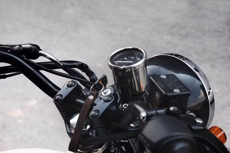 Ghi-đông nguyên bản khá cao của YB125SP đã được thay bằng ghi-đông thấp hơn, sơn màu đen mờ và mang phong cách tracker. Cụm đồng hồ nguyên bản có kích thước lớn cũng đã bị loại bỏ, thay vào đó là một đồng hồ tốc độ duy nhất.