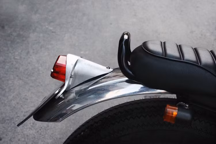 Ở phía trên dè sau bằng inox là cụm đèn hậu mới với phần vỏ được chế tạo thủ công từ chất liệu nhôm. Hai bên cạnh xe là những đèn xi-nhan rút gọn cổ điển.