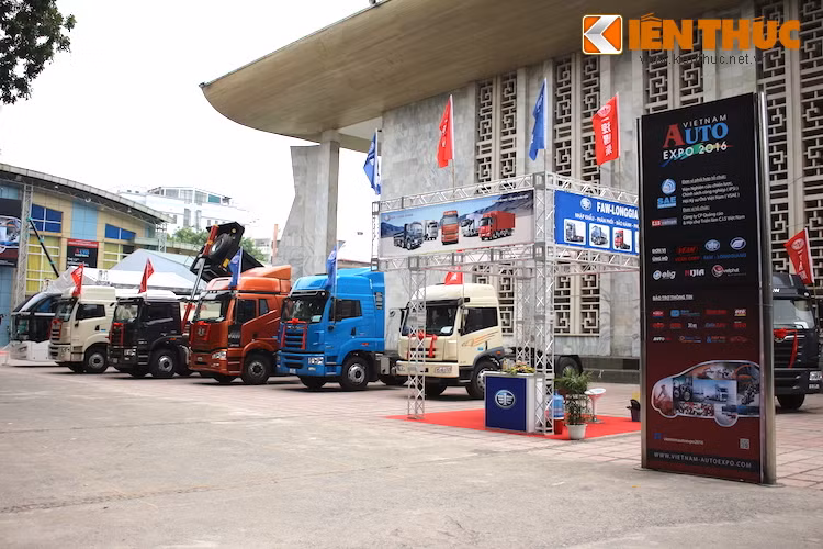 Dưới cái nóng đầu hạ ở Hà Nội, gần như không ai có thể đủ kiên nhẫn để thăm quan khu trưng bày ngoài trời của hãng xe FAW từ Trung Quốc, với những chiếc xe đầu kéo và xe khách cỡ lớn. Do quá nóng nên đại diện của FAW còn không có mặt ở khu trưng bày. Ngoài FAW, khu vực ngoài trời còn có thêm 2 gian hàng trưng bày xe gắn các thiết bị chuyên dụng.