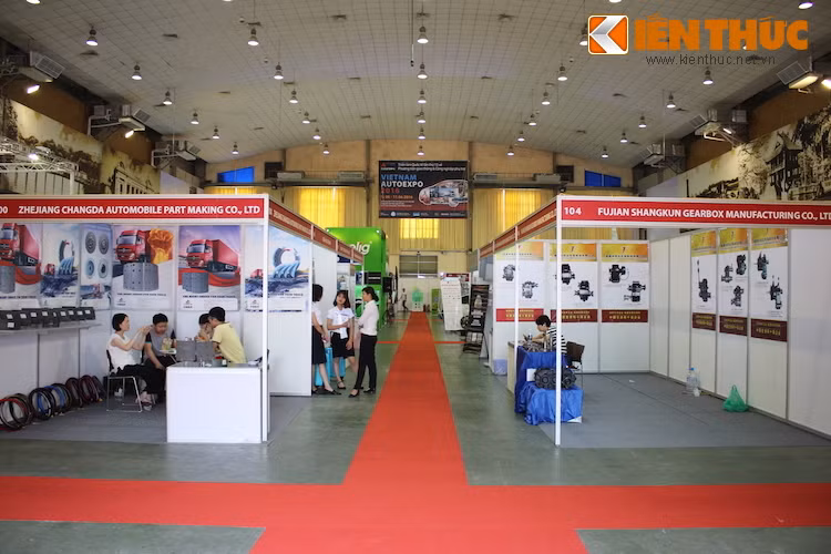 Tuy nhiên bước sang năm thứ 13 tổ chức, Vietnam AutoExpo 2016 thậm chí còn có quy mô nhỏ và "nhạt" hơn cả triển lãm năm 2015 được tổ chức ở Giảng Võ, Hà Nội. Khác với năm trước với sự góp mặt của Subaru, không một hãng xe hơi du lịch nào tham gia triển lãm.