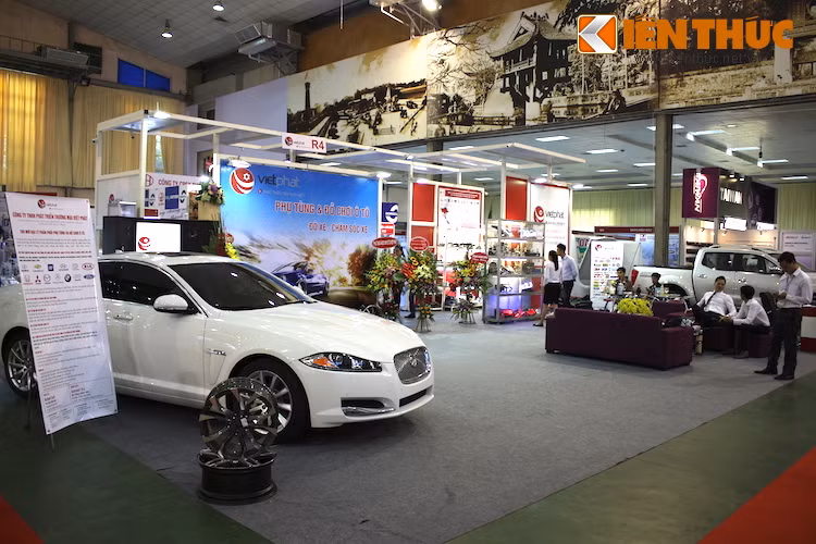 Trong khi đó, "bóng dáng" của những chiếc xe hơi du lịch chỉ có thể tìm thấy duy nhất ở khu trưng bày có diện tích khá lớn của công ty phụ kiện, "đồ chơi" xe hơi Việt Phát.