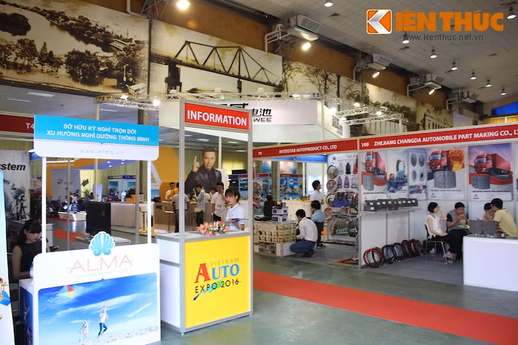 Gần như toàn bộ diện tích trưng bày của triển lãm đều thuộc về các hãng sản xuất, phân phối linh phụ kiện ôtô xe máy, trong đó các công ty Trung Quốc và Đài Loan chiếm số lượng "áp đảo". Theo ghi nhận của phóng viên Kiến Thức trong ngày thứ 2 tổ chức (10/6/2016), số lượng khách thăm quan Vietnam AutoExpo rất ít, đa số là khách vãng lai và những khách hàng, đối tác có nhu cầu mua sản phẩm.