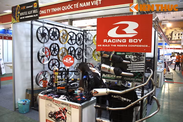 Thậm chí triển lãm xe riêng Progressive của Audi được tổ chức cùng thời điểm, cách khoảng 5 km còn đông đúc hơn rất nhiều ở mọi thời điểm, dù mới chỉ mở cửa cho công chúng ngày đầu. Trong toàn bộ triển lãm, chỉ có duy nhất 1 gian hàng bán các loại "đồ chơi" xe máy như mâm độ, pô độ... của công ty Nam Việt.