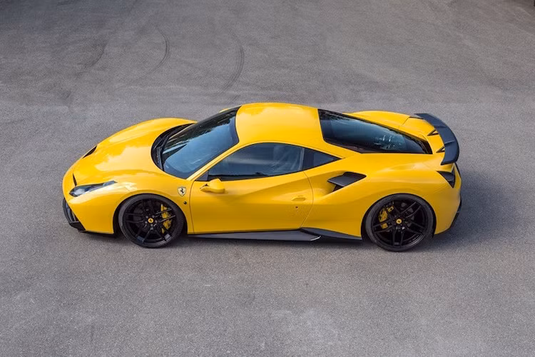 Bên cạnh các chi tiết như cánh gió gắn trên cản trước, hai bên và phía sau xe, gói khí động học bằng sợi carbon này còn trang trí tới một số chi tiết rất nhỏ trên thân xe, chẳng hạn như khe hút gió hai bên thân. Bộ mâm 5 cánh kép với thiết kế đặc trưng của Novitec Rosso cũng giúp chiếc xe trông thể thao hơn.