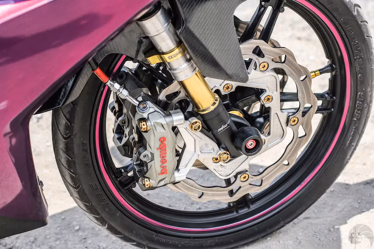 Không chỉ nâng cấp phuộc, hệ thống phanh của chiếc Exciter này cũng đã được chủ xe nâng cấp mạnh với phanh đĩa kép, kèm theo heo Brembo của xe phân khối lớn được bắt vào phuộc nhờ có pát CNC đặc chế.