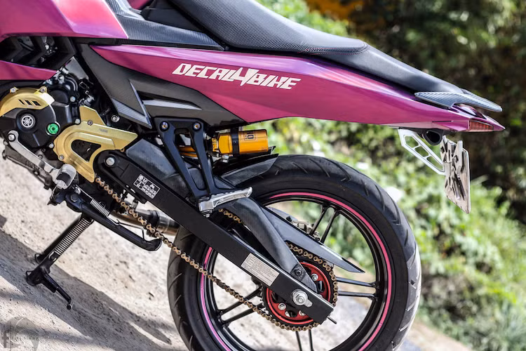 Dè sau nguyên bản của Exciter cũng đã được thay thế bằng pát biển số nhôm CNC chắc chắn, trong khi cặp phuộc monoshock nguyên bản được nâng cấp lên loại Ohlins hiệu năng cao.