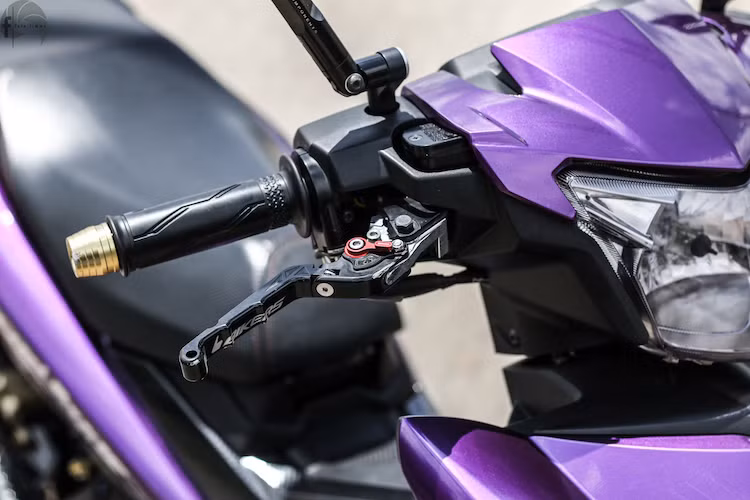 Ở phía trên tay lái của xe là sự xuất hiện của một số đồ chơi "kiểng" nhẹ nhàng như tay phanh Bikers và cặp gương chiếu hậu nhôm Rizoma.