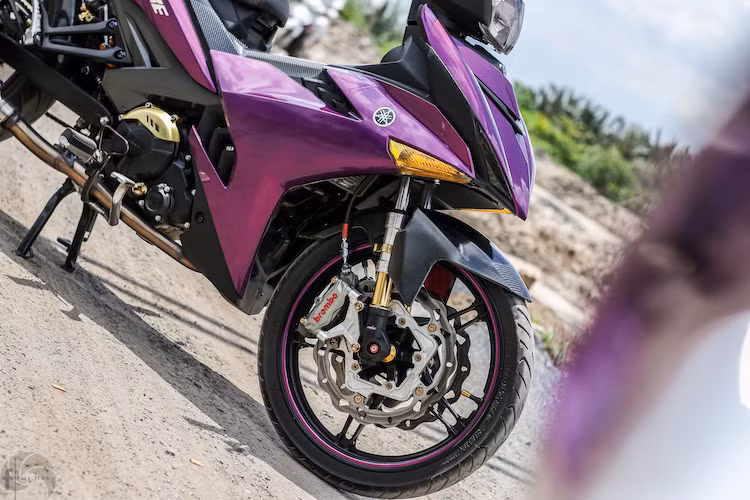 Phía trước của chiếc xe cũng đã được "trang điểm" nhẹ với dè trước bằng sợi carbon cùng với cặp phuộc Combiz khỏe khoắn.