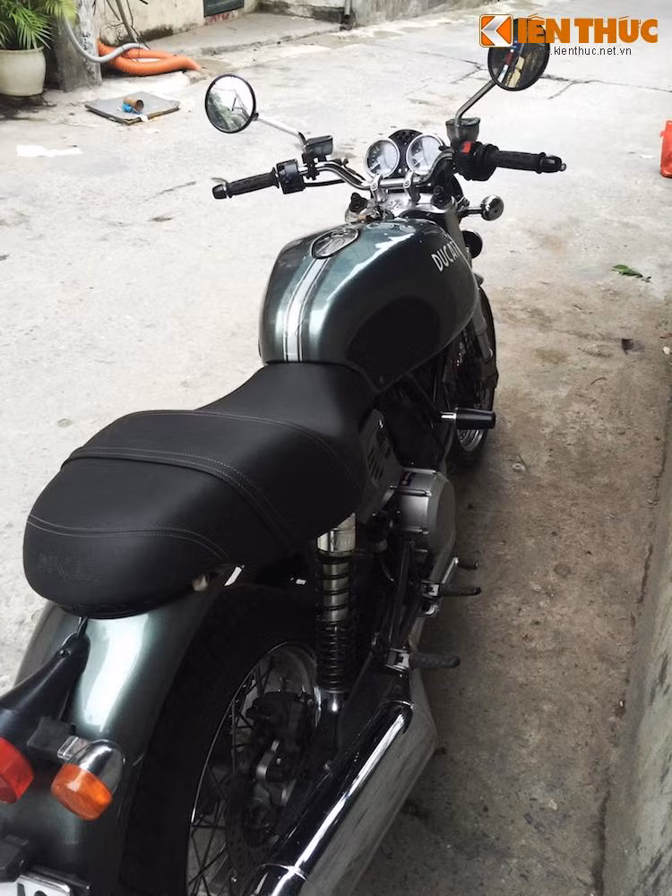 Bộ yên xe có thiết kế khá giống Ducati Scrambler ngày nay, với điểm khác biệt là bọc da đen hoàn toàn và có thêm đai dắt. GT1000 được trang bị cặp ống xả kép mang tên gọi Silentium, được mạ chrome bóng loáng.