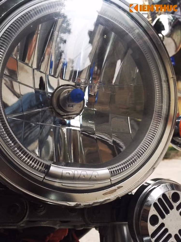 Mặc dù có thiết kế phần đầu hoài cổ với đèn pha tròn nhưng trên thực tế, đèn pha của chiếc xe cũng là loại "hàng hiệu" của hãng PIAA (Nhật Bản) với vòng LED định vị bên ngoài.