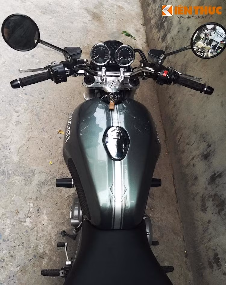 Bảng đồng hồ trên xe cũng có thiết kế truyền thống với 2 đồng hồ báo tua và báo tốc. Do là một chiếc naked bike nên GT1000 sử dụng tay lái dạng ghi-đông. Trong series SportClassics của Ducati, ngoài GT1000 còn có các phiên bản Sport 1000, Sport 1000S và Paul Smart với phong cách thể thao hơn, sử dụng tay lái dạng clip-on.