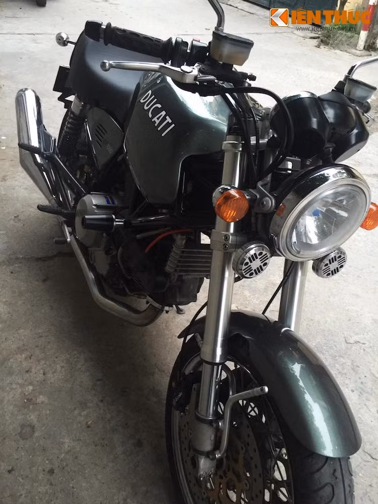 Có thiết kế gợi nhớ về những chiếc xe đua Ducati từ năm 1970, tuy nhiên GT1000 lại là một chiếc Ducati tương đối hiện đại. Chiếc xe đã được Ducati tạo ra nằm cạnh tranh với một số dòng xe hoài cổ tương tự như Triumph Bonneville.