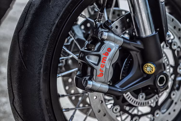 So với chiếc Thruxton R nguyên bản, chiếc xe độ của K-Speed thấp hơn tới 5 cm để đem tới dáng thấp "ngầu" hơn. Để hạ thấp chiếc xe, cặp phuộc USD Showa ở phía trước đã được lắp cao hơn, trong khi cặp phuộc sau đã bị thay mới hoàn toàn, cũng của Ohlins.