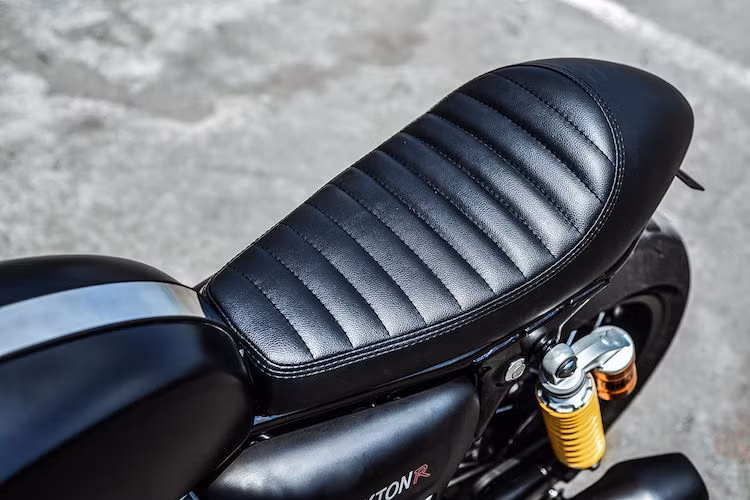 Việc độ Triumph Thruxton R bắt đầu từ phía sau, khi khung phụ của xe đã bị cắt gọn và dè sau nguyên bản bị tháo bỏ. Một chiếc yên theo đúng phong cách cafe racer nằm ở phía sau chiếc xe, trong khi cụm đèn hậu và xi-nhan đã được chuyển sang dạng LED gọn gàng và giấu dưới đuôi xe.