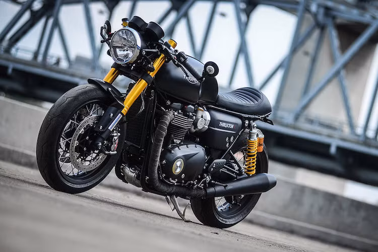 Cùng với Triumph Bonneville, Triumph Thruxton và Triumph Thruxton R mới đã được ra mắt từ triển lãm EICMA 2015. Kể từ đó tới nay, những mẫu xe cafe racer nguyên bản này đã được đánh giá rất cao bởi cả các chuyên gia lẫn người yêu xe với các phụ tùng chất lượng cao, hiệu năng mạnh mẽ và thiết kế không bao giờ lỗi mốt.