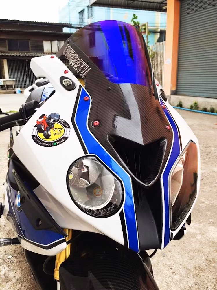 Dàn đầu xe đầy phong cách với kính chắn gió Magical Racing Carbon cùng nắp chụp kiếng hậu R&amp;G Racing.