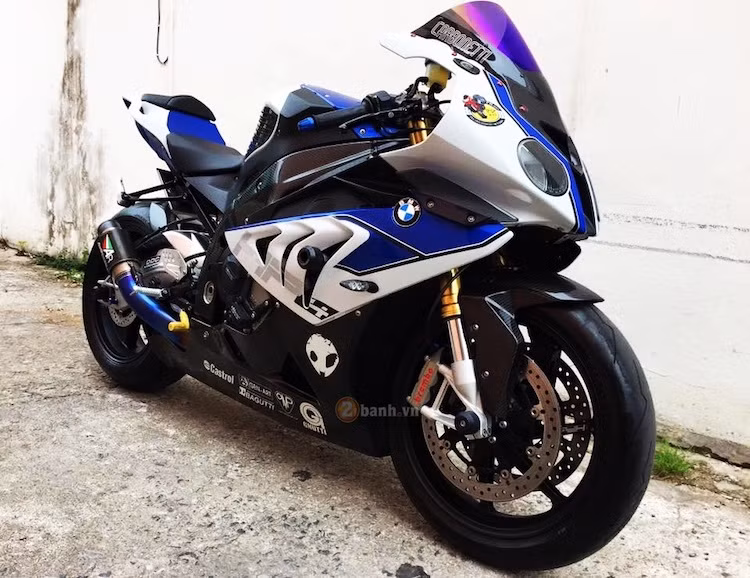 Chiếc siêu môtô BMW S1000RR HP4 của một biker tại Thái Lan được độ tuyệt đẹp với hàng loạt đồ chơi hàng hiệu cực chất.