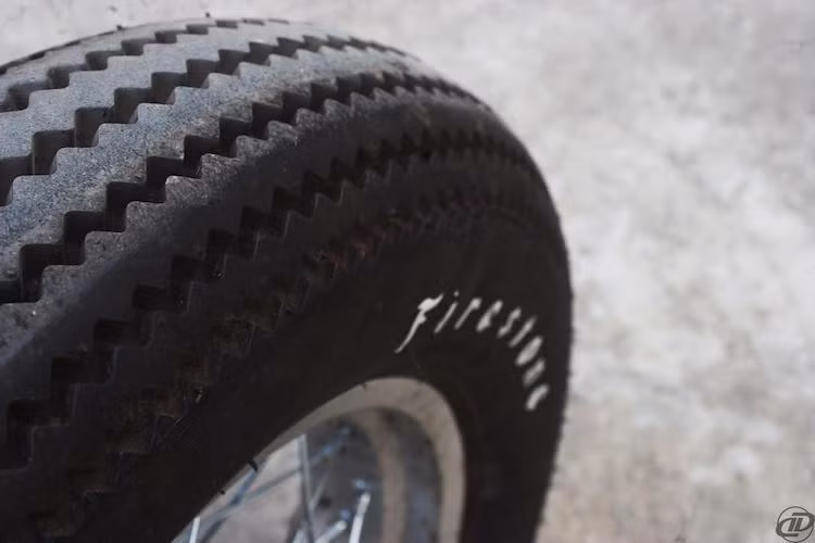 Để tăng thêm chất cổ điển cho chiếc xe, cặp lốp Firestone thành dày, vân zig-zag theo phong cách hoài cổ (vintage) đã được sử dụng.