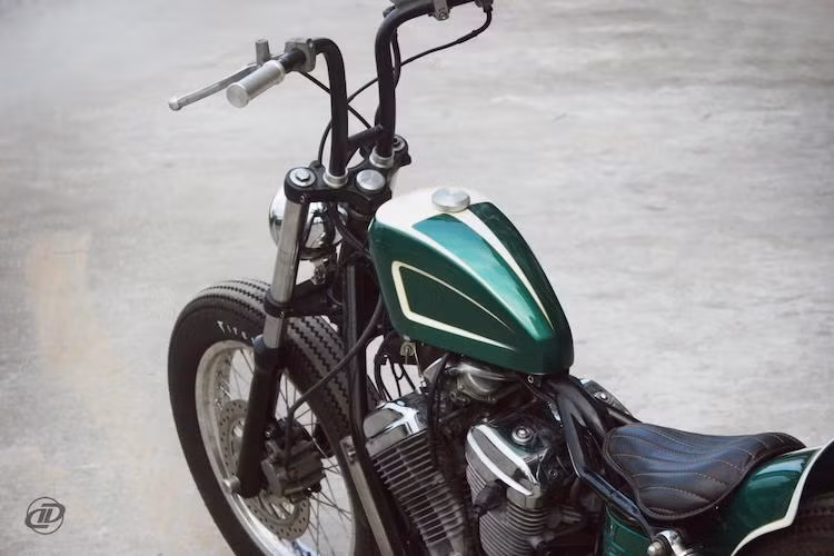 Đúng theo phong cách bobber, toàn bộ chiếc Steed đã bị "lột trần" để bắt đầu công cuộc "đơn giản hóa" cho xe. Toàn bộ dàn đèn trước được rút gọn, dè trước được tháo bỏ và tay lái của chiếc xe đã được thay bằng tay cao dạng "ape hanger" cực cá tính.