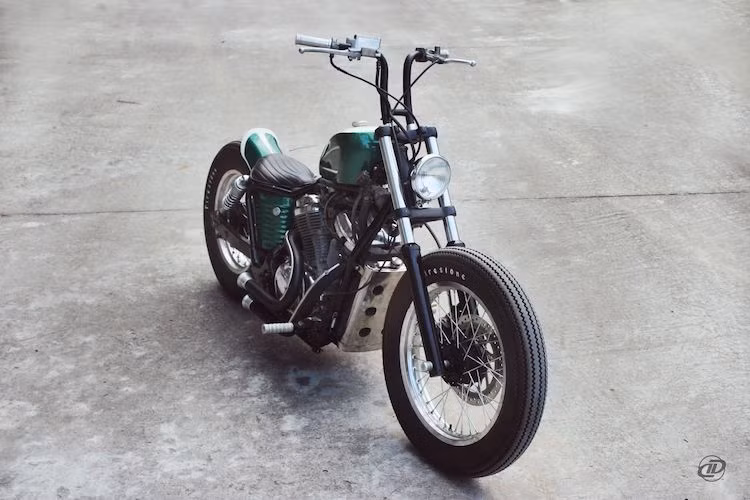 Xuất hiện với số lượng khá nhiều ở Việt Nam, mẫu cruiser Honda Steed 400 là một trong những dòng xe rất được ưa chuộng để độ lên dáng bobber. Tuy nhiên tại Hà Nội, hiếm có chiếc Steed nào đã được độ đầy "nổi loạn" theo phong cách Brat lai Bobber như chiếc xe này.