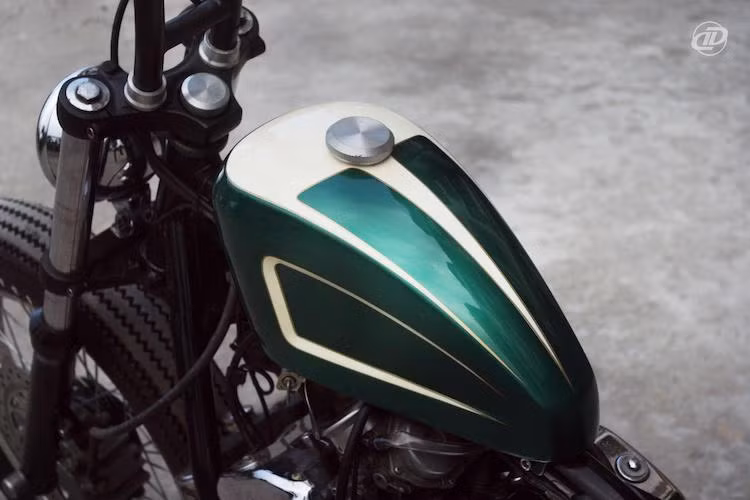 Một chi tiết mang tính "điểm nhấn" trên chiếc Steed này đó là bình xăng đã được gò lại theo phong cách bình "hạt đậu" Peanut của những chiếc Harley-Davidson độ. Sau đó, bình xăng đã được sơn trong tông màu xanh British Green kèm những đường kẻ màu kem cổ điển.