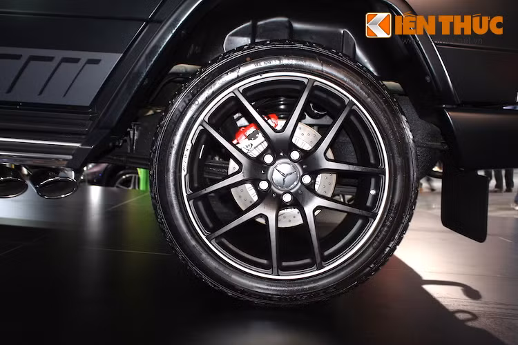 Một đặc điểm độc đáo nữa của phiên bản G63 AMG Edition 463 đó là bộ mâm với kích thước lên tới 21 inch, sử dụng thiết kế 5 cánh kép khiến chiếc xe trông mạnh mẽ và thể thao hơn.