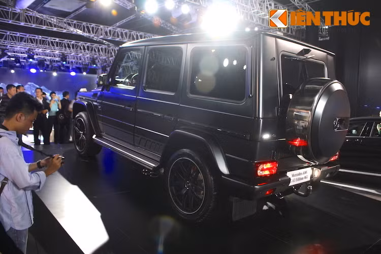 Ở phía sau, G63 AMG Edition 463 không có điểm khác biệt nào so với các phiên bản G63 AMG khác, được trang bị sẵn lốp dự phòng và rơ-mooc kéo. Chiếc xe được Mercedes trưng bày có màu sơn đen nhám, khiến nó càng trở nên mạnh mẽ và "lì lợm" hơn.