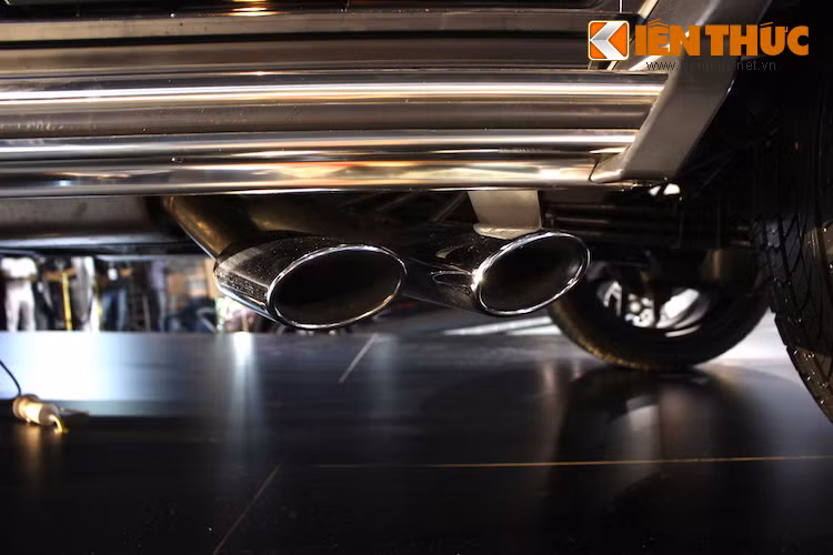 Ở bên dưới gầm của G63 AMG Edition 463 cũng có cải tiến đó là các tấm bảo vệ bằng thép không rỉ, khiến những bộ phận bên dưới gầm xe không bị hư hại khi offroad. Một điểm đặc trưng của các phiên bản G AMG đó là ống xả kép nằm phía bên trái thân xe cũng được Mercedes giữ nguyên trên G63 AMG Edition 463.