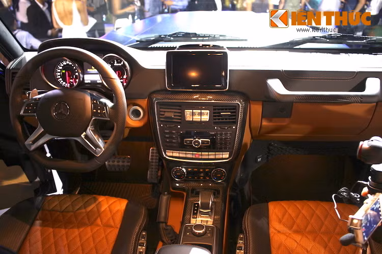 Trên phiên bản đặc biệt này, Mercedes đã trang bị cho chiếc xe bảng táp-lô cùng ghế ngồi 2 tông màu cùng các chi tiết ốp từ sợi carbon thật. Nằm trên bảng táp-lô là sự hiện diện của hệ thống thông tin giải trí COMAND mới, hỗ trợ kết nối smartphone qua Bluetooth. Từng ghế ngồi của xe cũng có khả năng điều chỉnh điện.