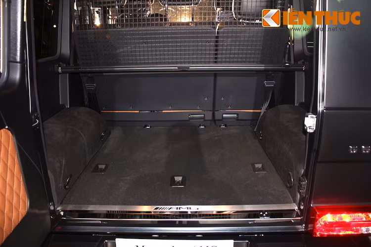 Ở phía sau, khoang hành lý của G63 AMG Edition 463 có thể tích tương đối rộng, nhưng vẫn không thể so sánh được với các dòng xe crossover hiện đại do bị "choán" mất một phần bởi hai hốc bánh sau lớn. Khoang hành lý được ngăn với ghế sau bởi một lưới thép.