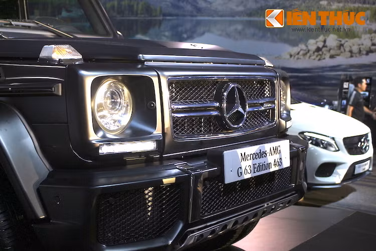 Cũng giống như các phiên bản G63 AMG khác, G63 AMG Edition 463 sở hữu phần đầu với cản trước có các khe hút gió làm mát lớn hơn và ba-đờ-sốc mạ chrome. Dù có thiết kế không khác nhiều so với những thế hệ G-Class 1979 đầu tiên, nhưng cụm đèn pha và xi-nhan của xe đều đã được nâng cấp lên các công nghệ chiếu sáng của Thế kỷ 21 như bóng xenon projector và LED.