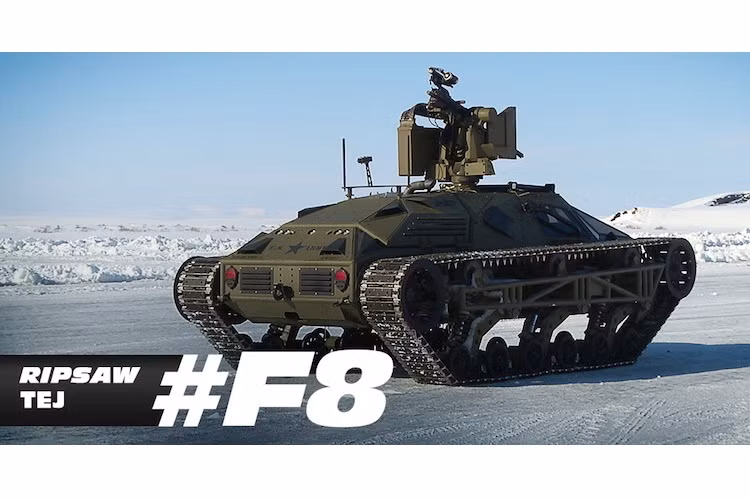 Hacker của đội là Tej sở hữu chiếc xe đặc biệt nhất - mẫu xe quân sự không người lái đặc chủng Robotic Ripsaw RWS. Đây là một mẫu xe tăng không người lái cỡ nhỏ được sử dụng bởi quân đội Mỹ nhưng trong phim, nhiều khả năng Tej sẽ là người trực tiếp điều khiển chiếc xe.