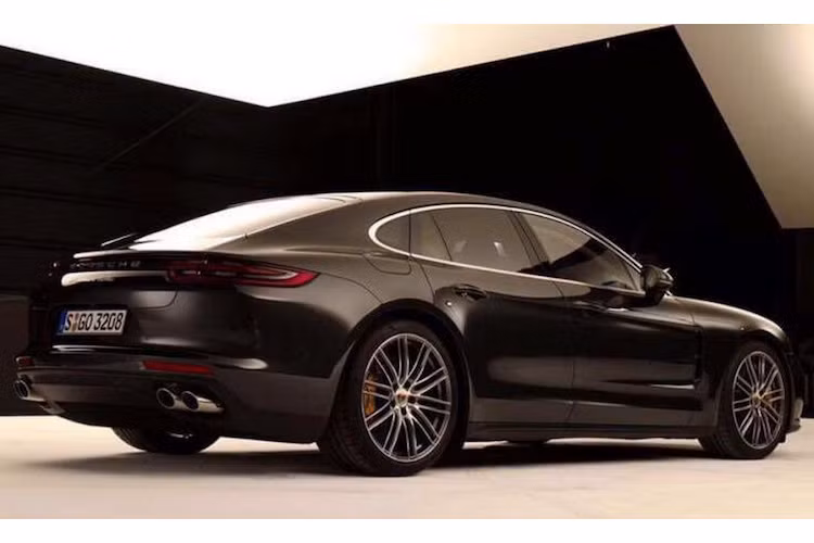 Do sử dụng chassis mới với độ dài trục cơ sở lớn hơn nên dù giữ nguyên "phom" so với thế hệ hiện tại, Panamera thế hệ mới sẽ có kiểu dáng thanh thoát và bớt "béo" hơn.