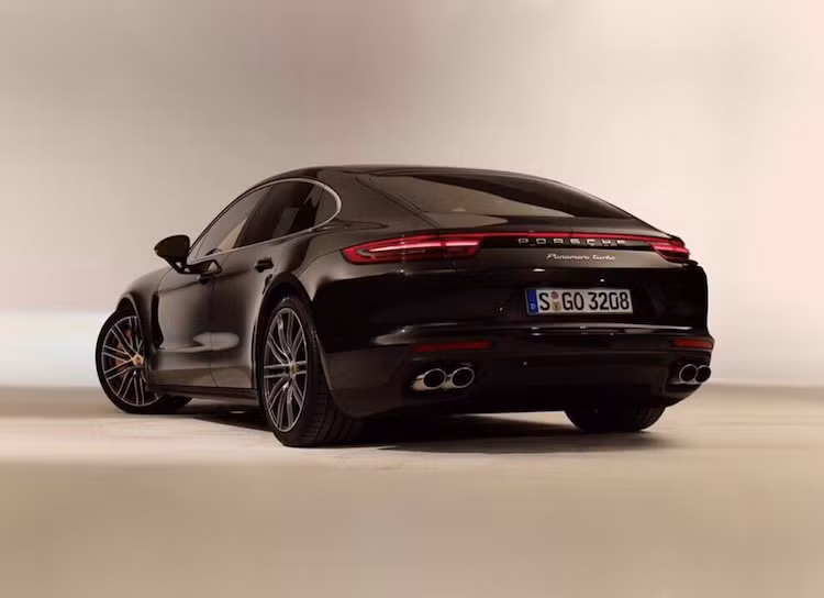 Trong khi đó, phần đuôi của xe đã được thiết kế mới hoàn toàn, với đèn hậu mỏng, kéo dài ngang đuôi xe tương tự như các dòng xe thể thao Boxster/Cayman 718 được Porsche ra mắt cách đây không lâu.