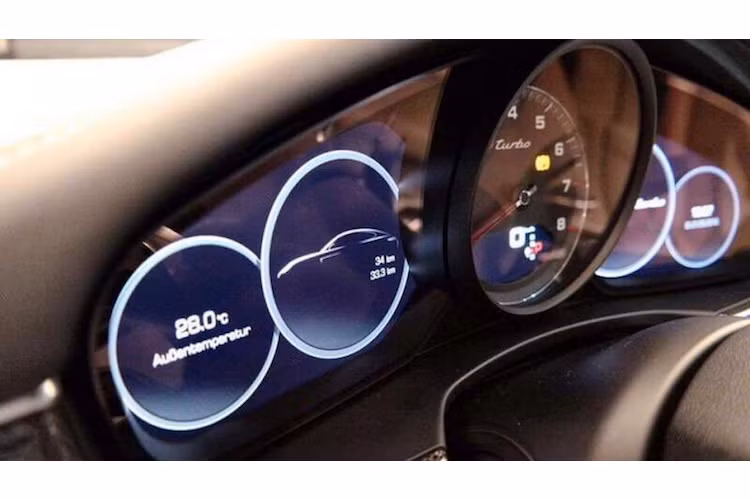 Bên trong nội thất, Panamera mới được dự đoán sẽ có hệ thống thông tin giải trí thế hệ mới với màn hình cảm ứng có kích cỡ lên tới 12 inch. Ngoài ra, bảng đồng hồ của xe cũng đã lộ diện với thiết kế đồng hồ báo tua chạy cơ nằm chính giữa, hai bên là các màn hình hiển thị đa thông tin.