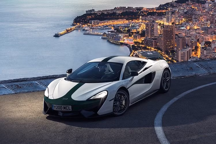 Kết hợp cùng hộp số ly hợp kép 7 cấp SST, xe có thể đạt 0-100 km/h trong 3,2 giây và tốc độ tối đa 328 km/h. Có trọng lượng chỉ 1313 kg, riêng bộ khung sợi carbon của 570S cũng chỉ nặng 80 kg. Vỏ xe được làm từ nhôm có trọng lượng nhẹ.