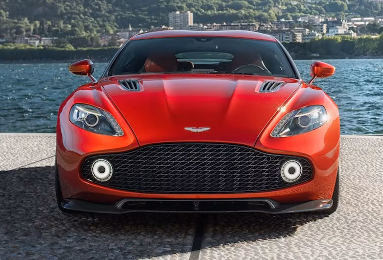 Dựa trên cơ sở dòng Vanquish thông thường nhưng trên Vanquish Zagato, 100% thân xe đã sở hữu thiết kế mới đầy hấp dẫn, được "chắp bút" bởi Marek Reichman - Thiết kế trưởng của Aston Martin, Andrea Zagato - người đứng đầu Zagato cùng các cộng sự của họ.